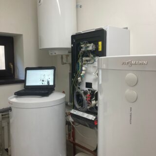 záběr na kotelnu s tepelným čerpadlem, akumulační nádrží a bojlerem