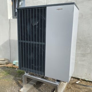 Tepelné čerpadlo před domem