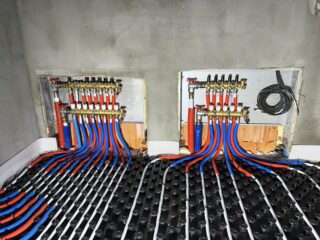 instalace rozdělovače pro podlahové vytápění, rozvody topení
