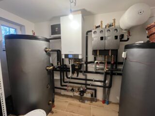 topenářské práce - akumulační nádrž, boiler, tepelné čerpadlo a krbová vložka, směšované okruhy